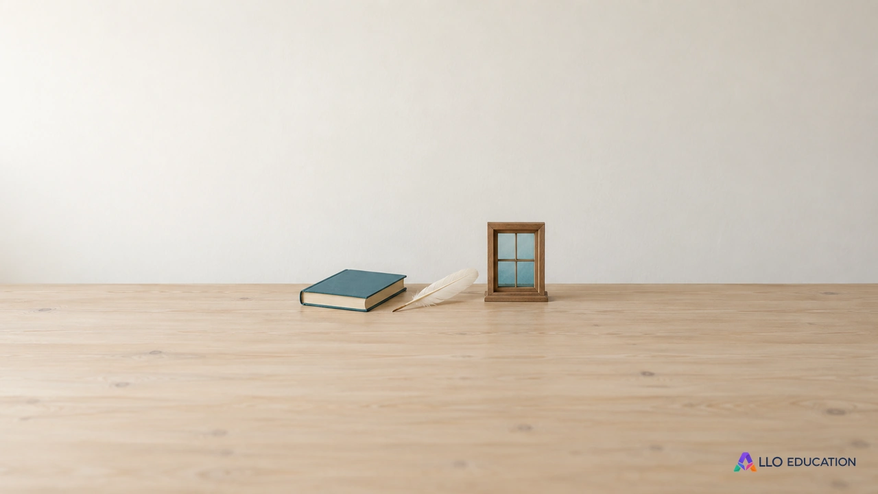 Un petit livre fermé, une plume et un cadre de fenêtre évoquent la voix d’un récit et son regard sur le monde.