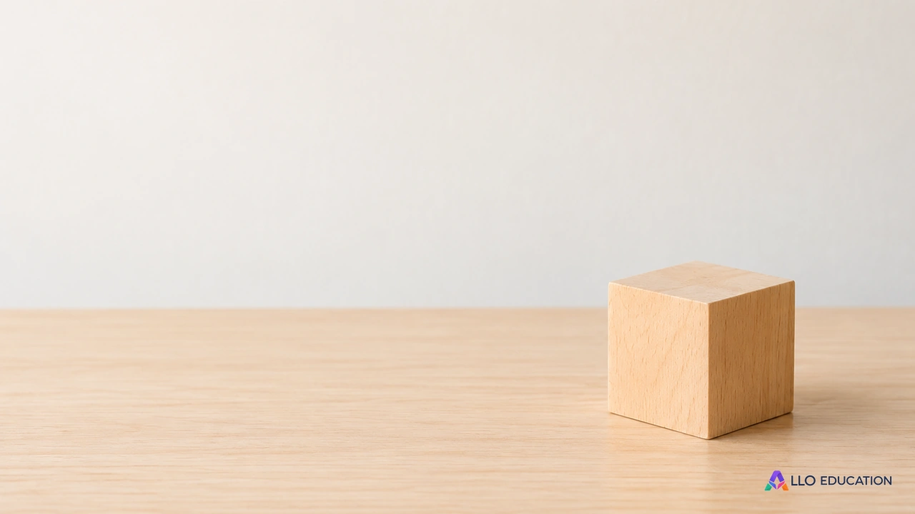 Un cube de bois clair uni posé sur une table claire.